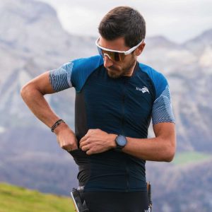 Trail-top-haut-trail-running-homme-polyvalent-multi-poches-zip-integral-couleur-bleu-glacier-fabrication-francaise-kiwami-sports.jpgv1668686539 Maillot de trail - Equilibrium TR Top PRO 2 Homme